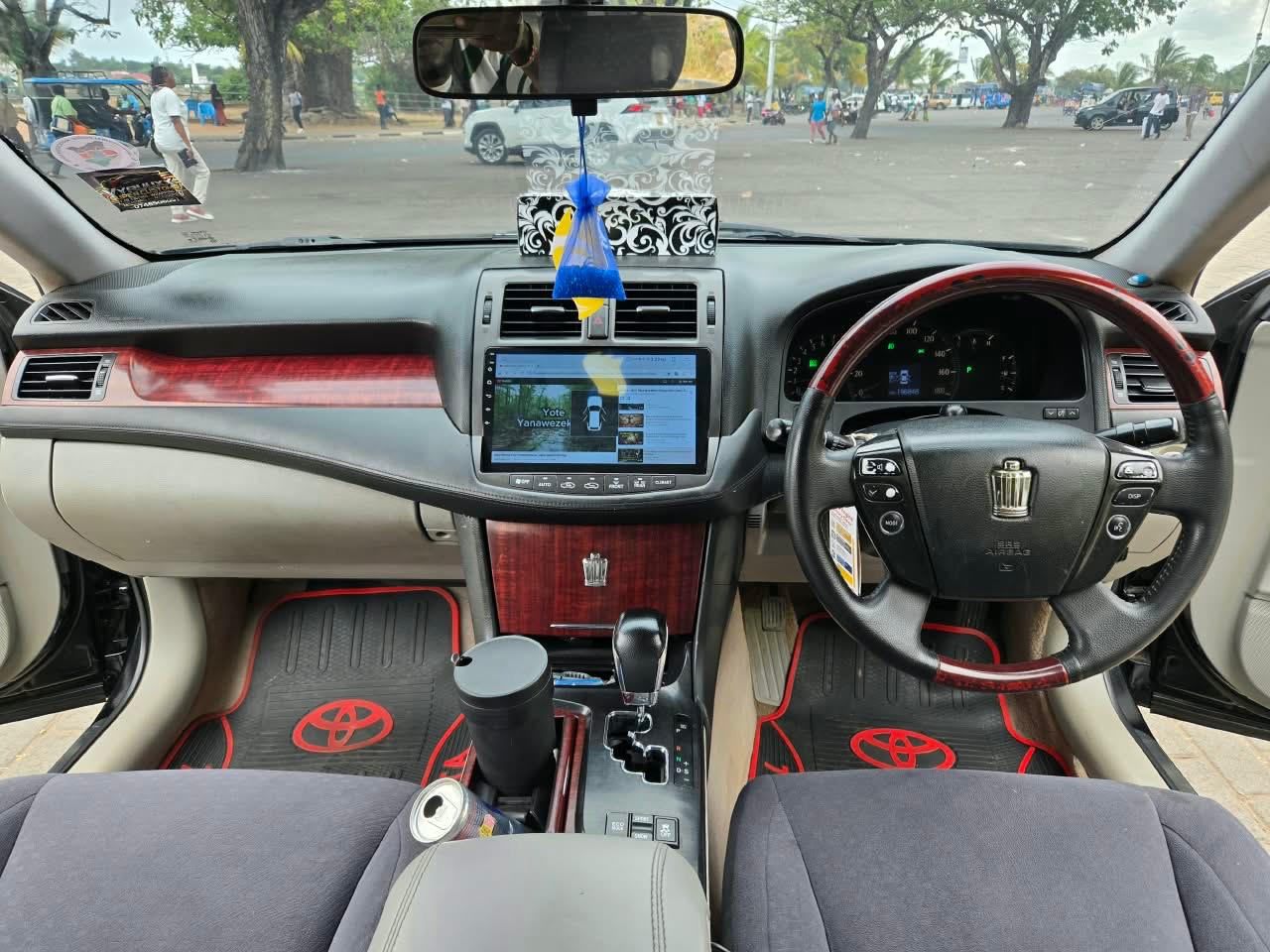 Toyota Crown Royal Saloon — view 6