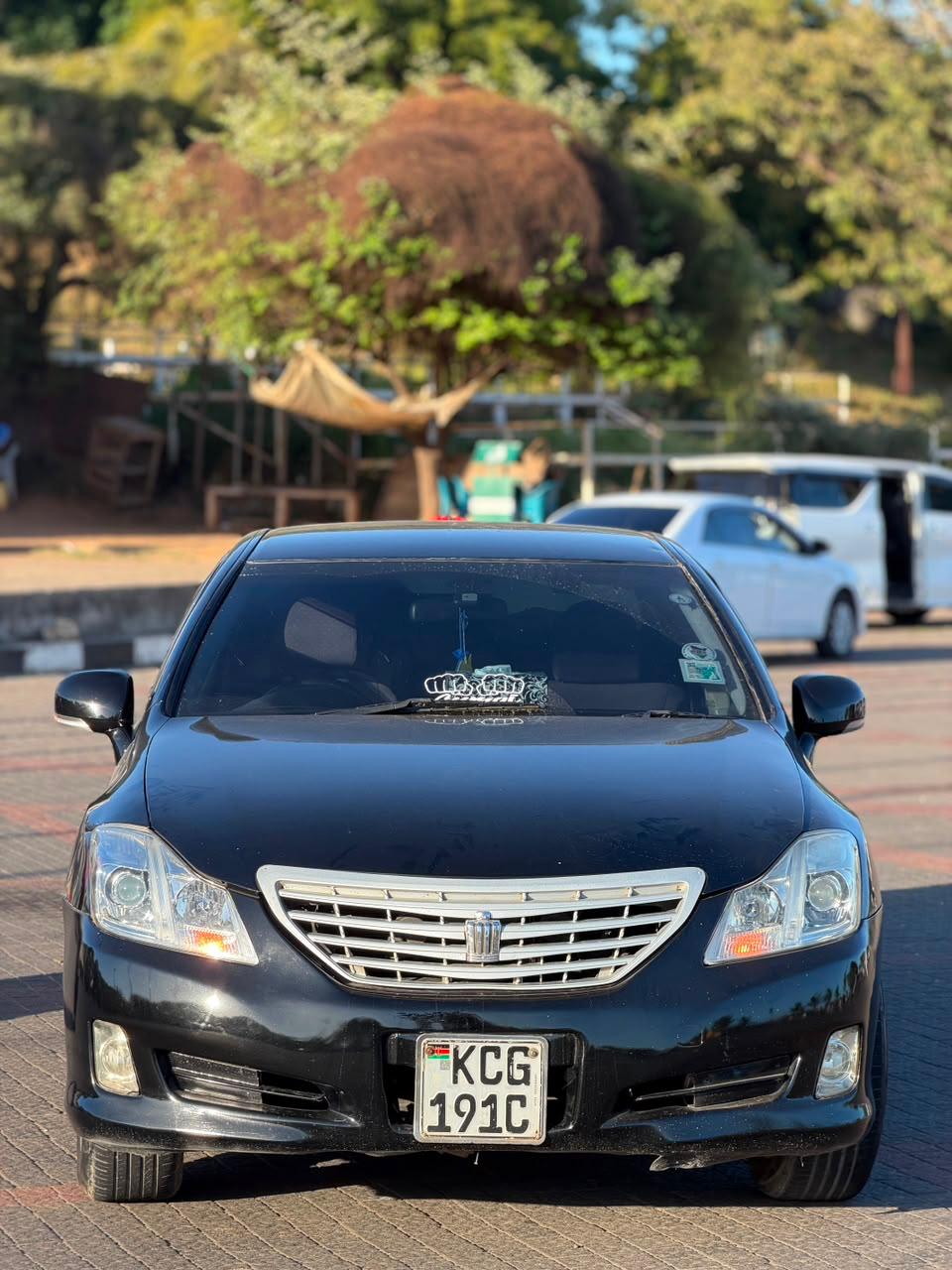 Toyota Crown Royal Saloon — view 4