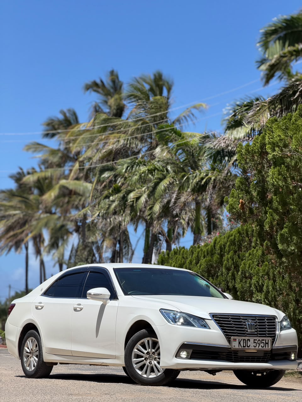 Toyota Crown Royal Saloon — view 7