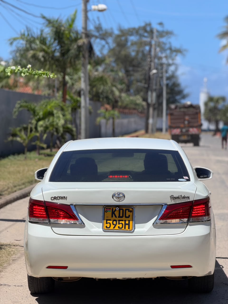 Toyota Crown Royal Saloon — view 9