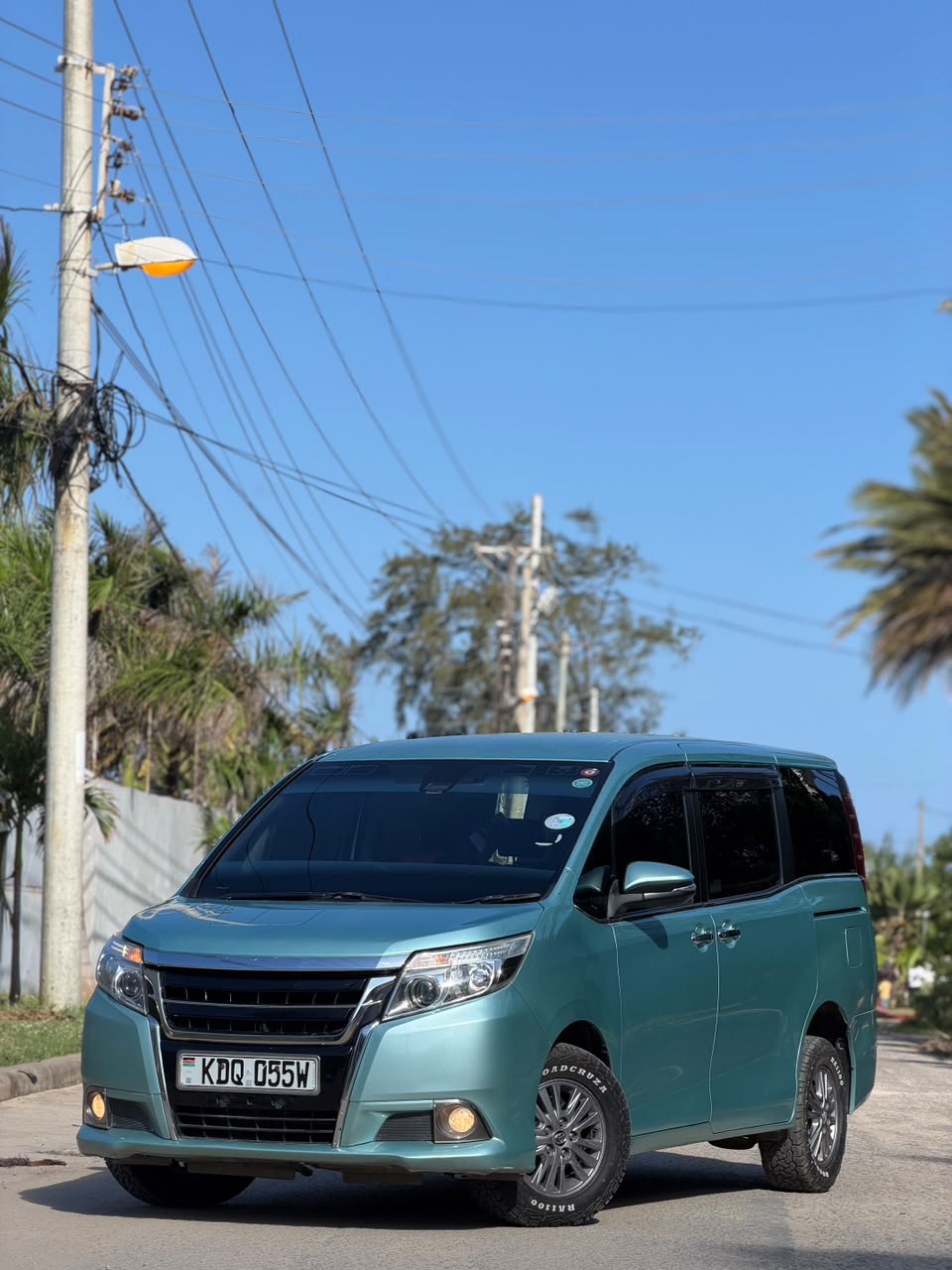 Toyota Esquire — view 8