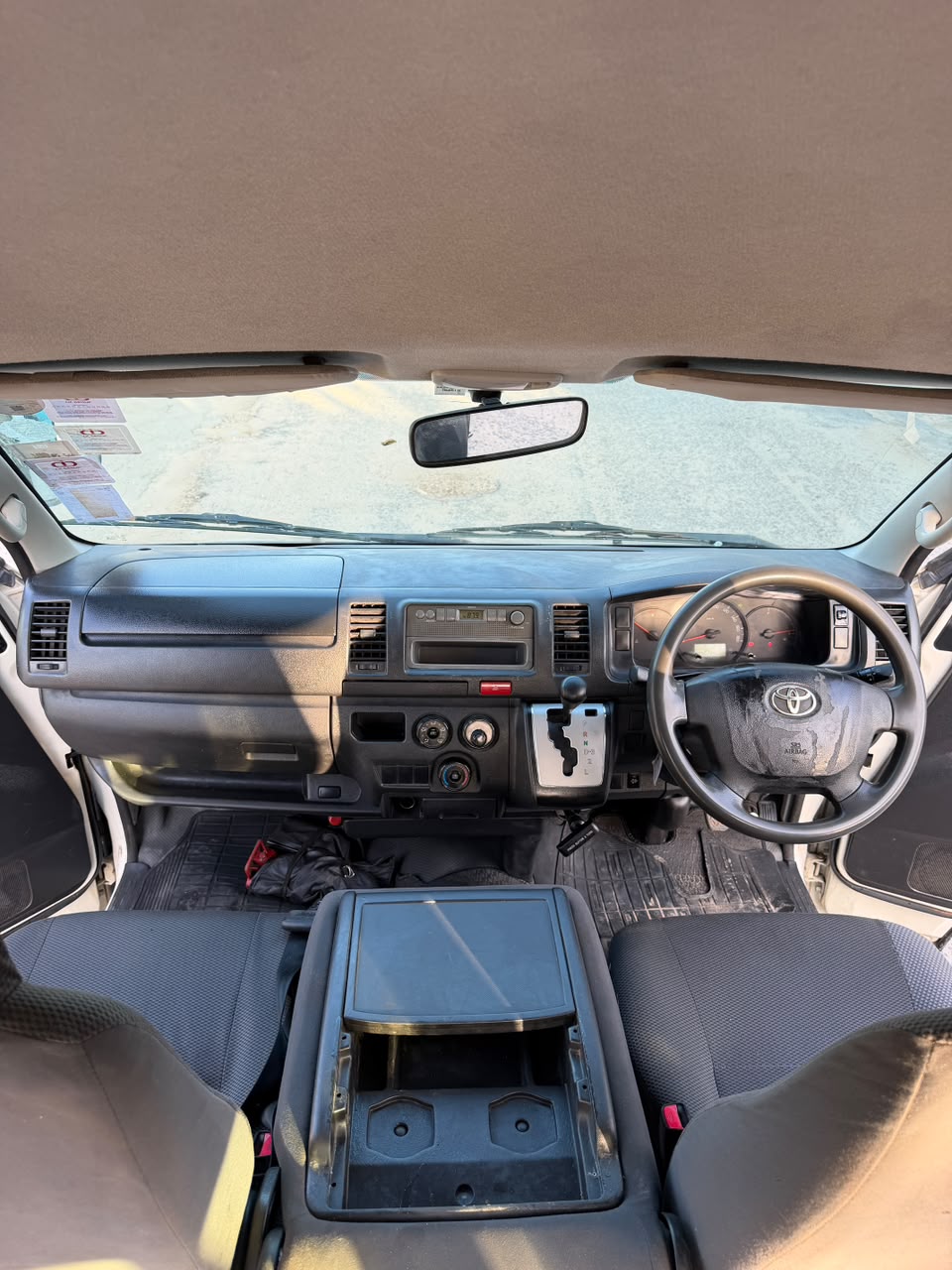 Toyota Hiace — view 7