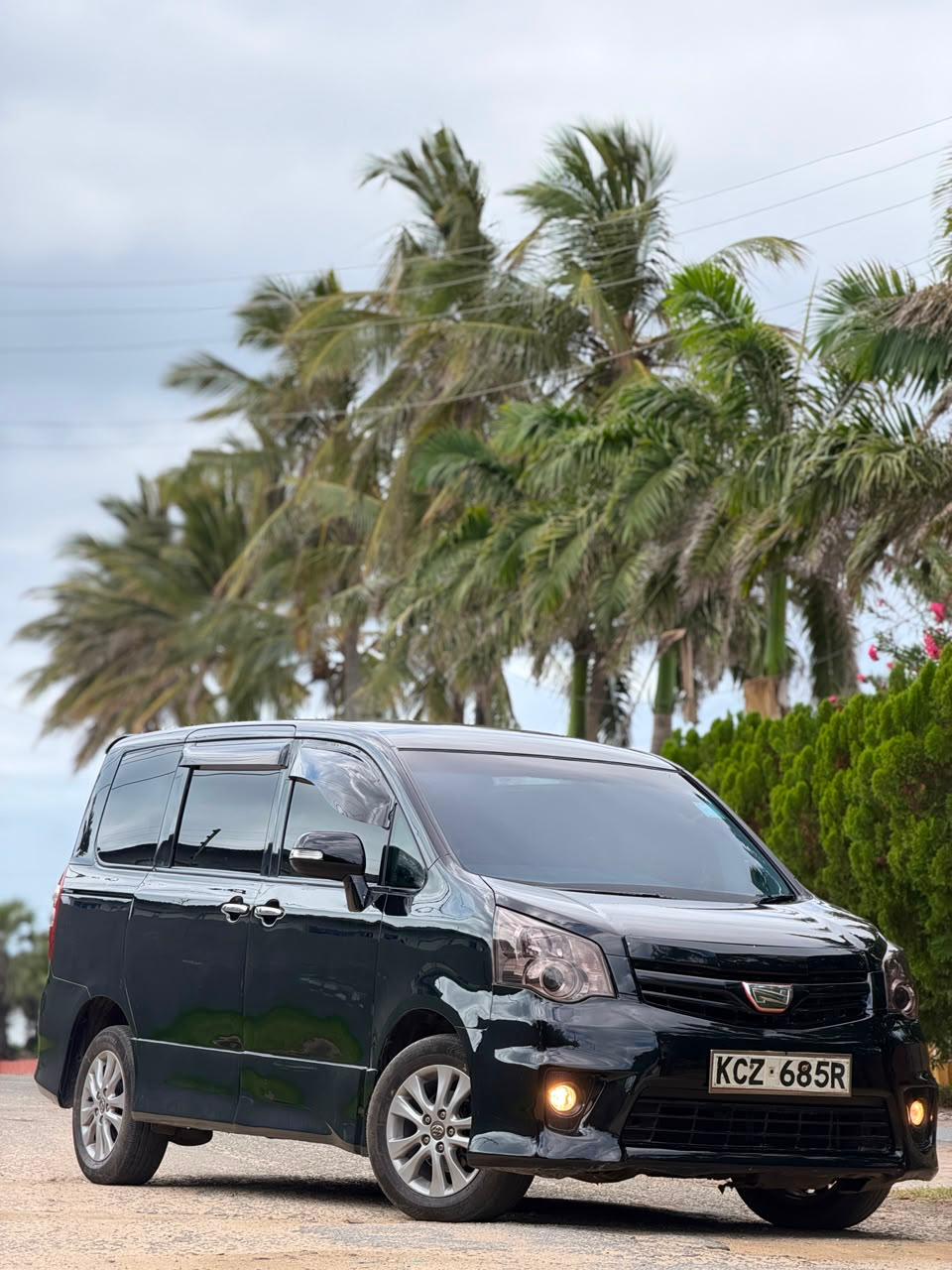Toyota Noah — view 4