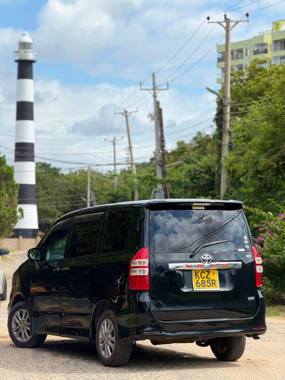 Toyota Noah — view 5