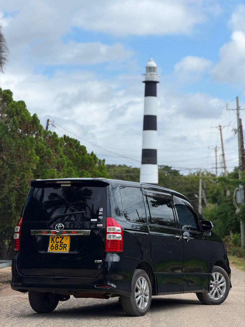 Toyota Noah — view 6