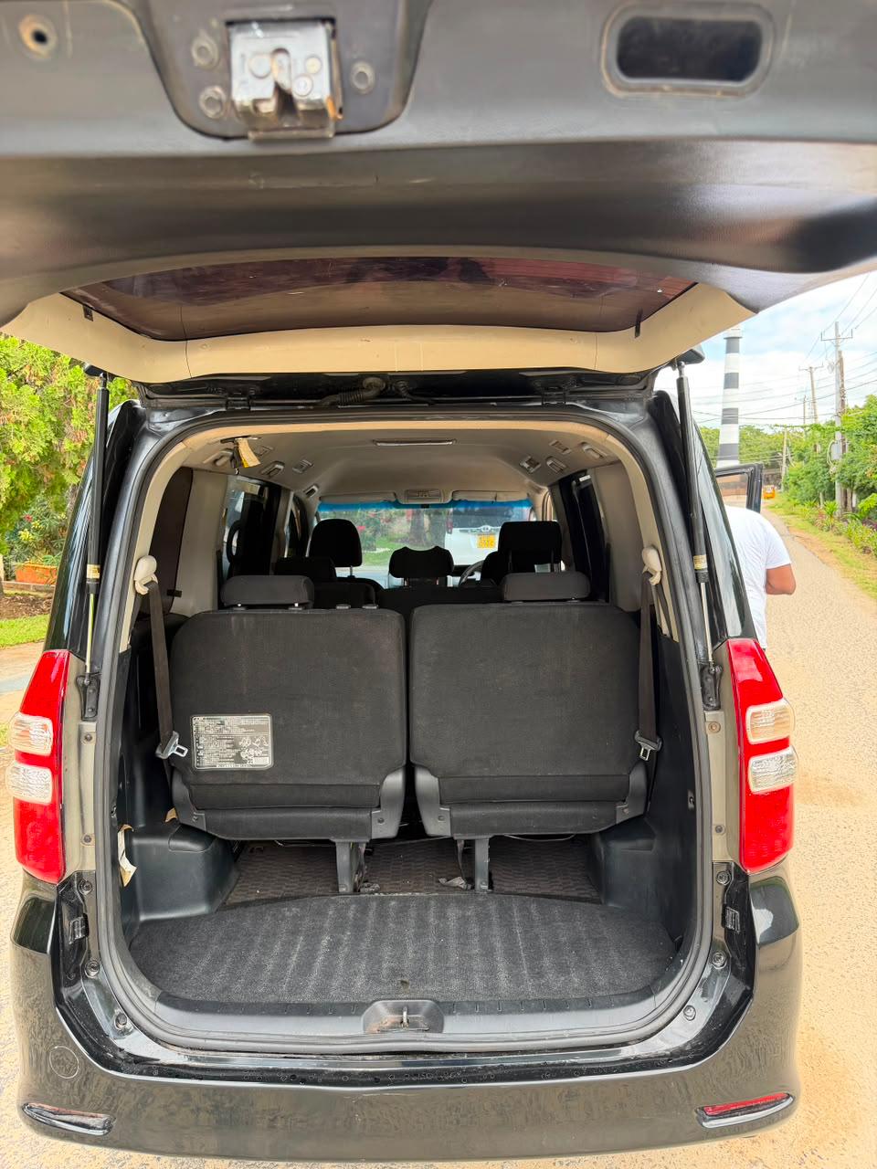 Toyota Noah — view 9