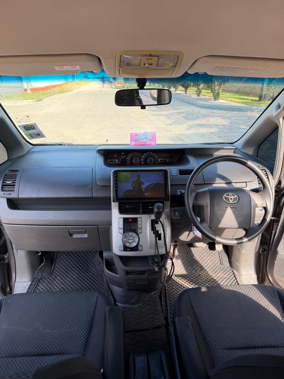 Toyota Noah — view 9