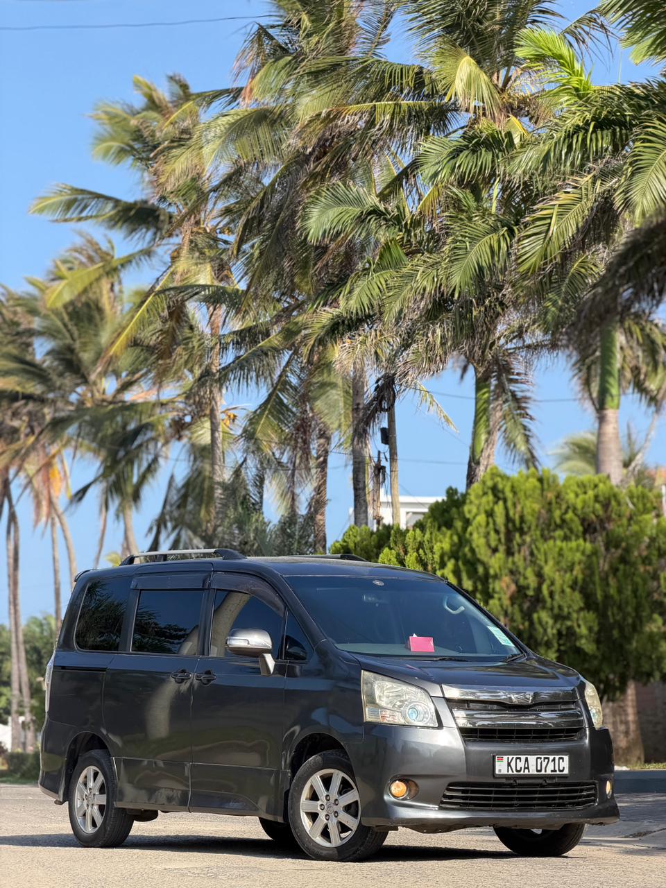 Toyota Noah — view 4