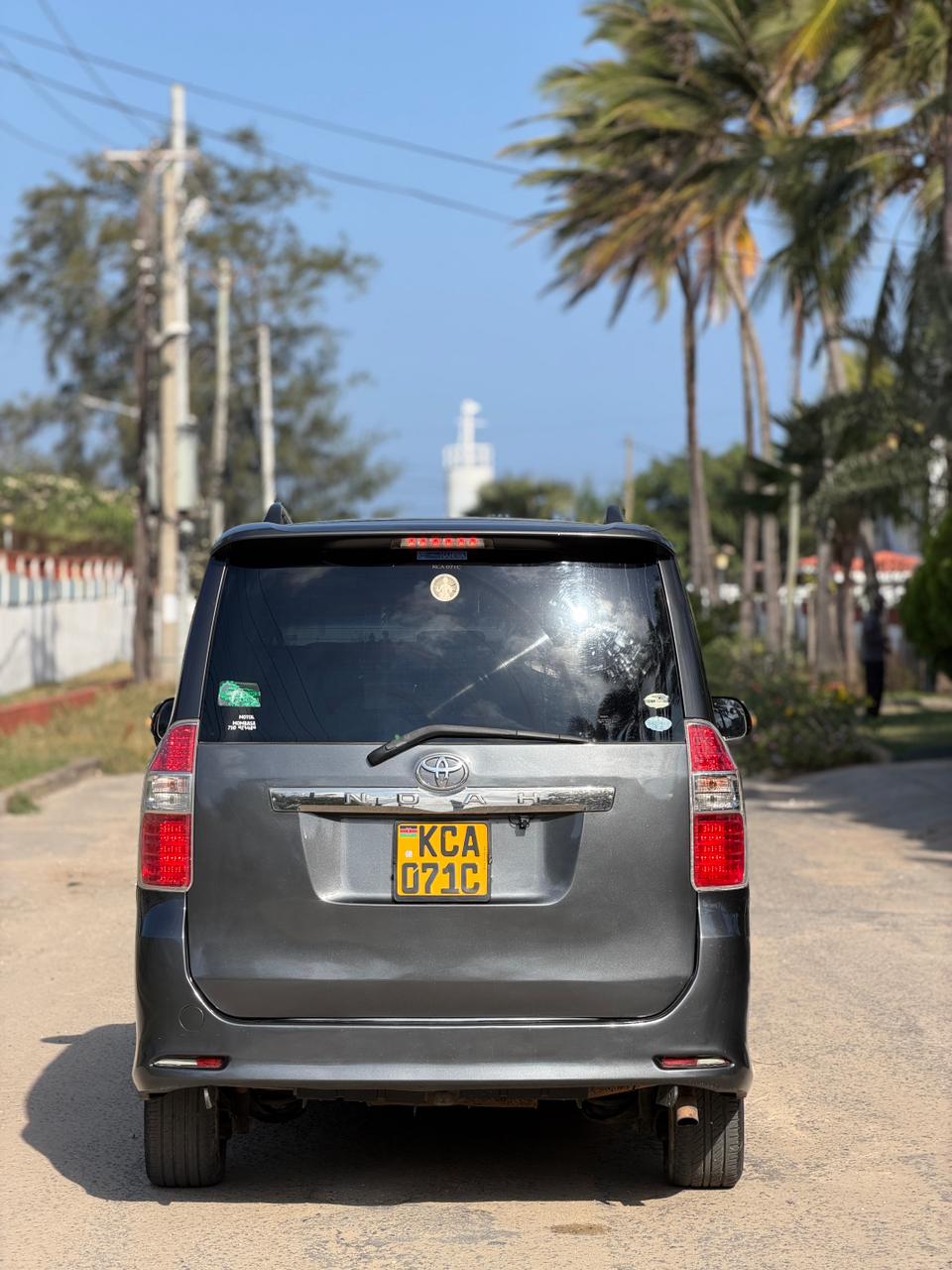 Toyota Noah — view 10