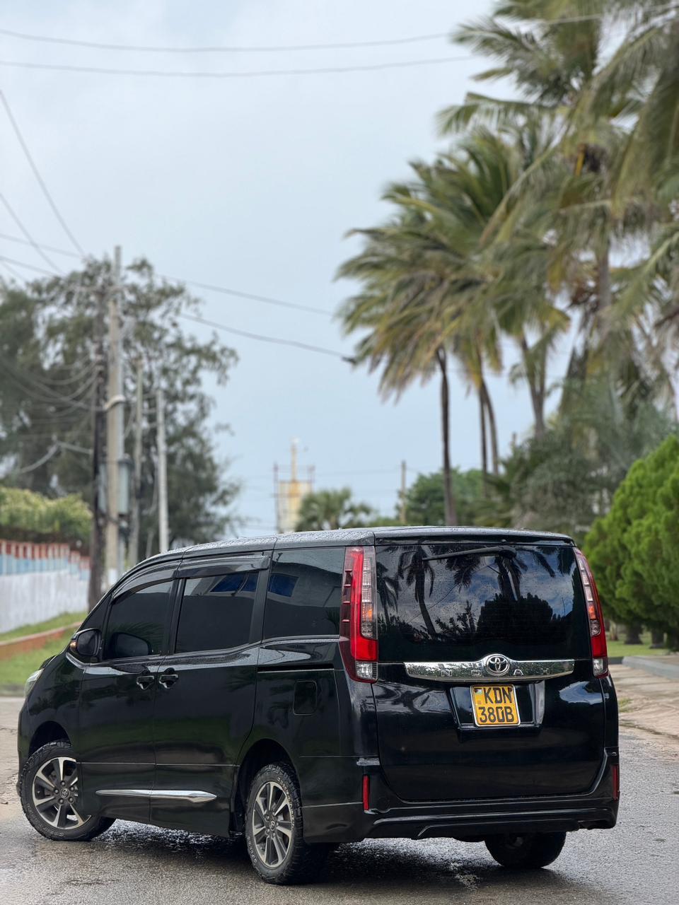 Toyota Noah Overview