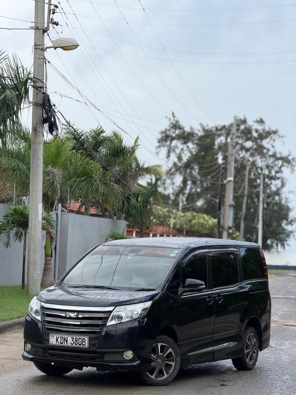 Toyota Noah — view 9