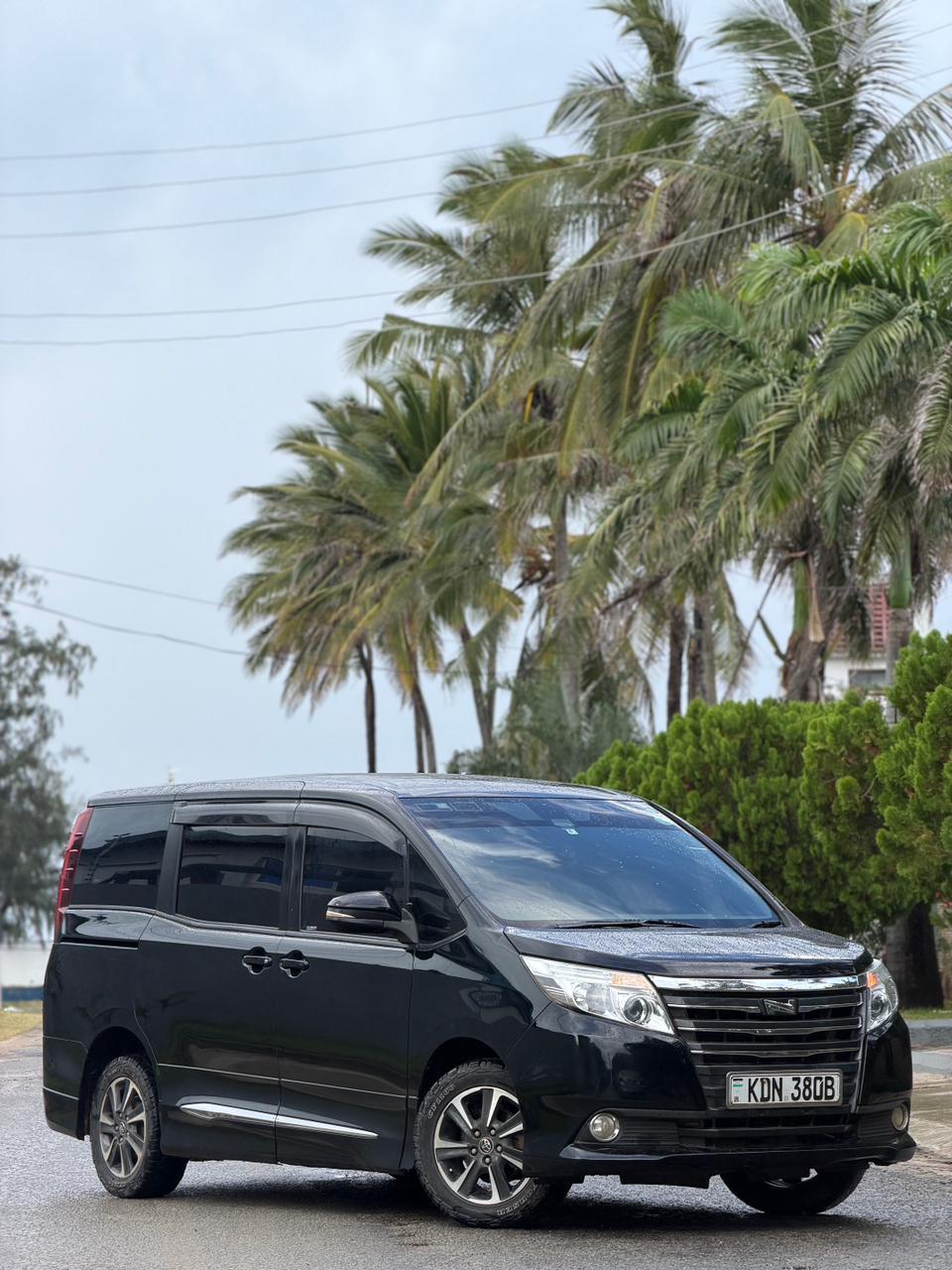 Toyota Noah — view 10