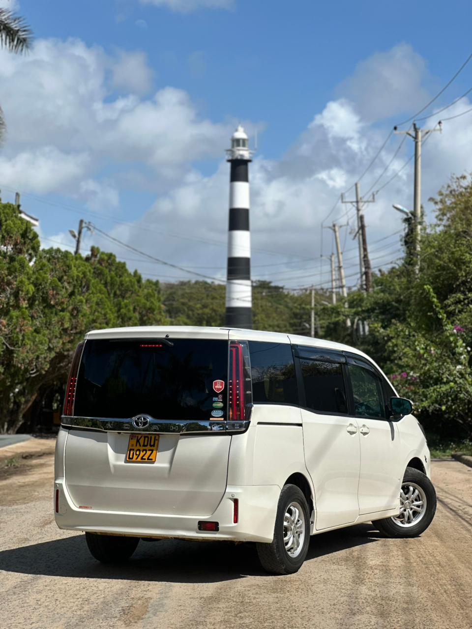 Toyota Noah — view 11