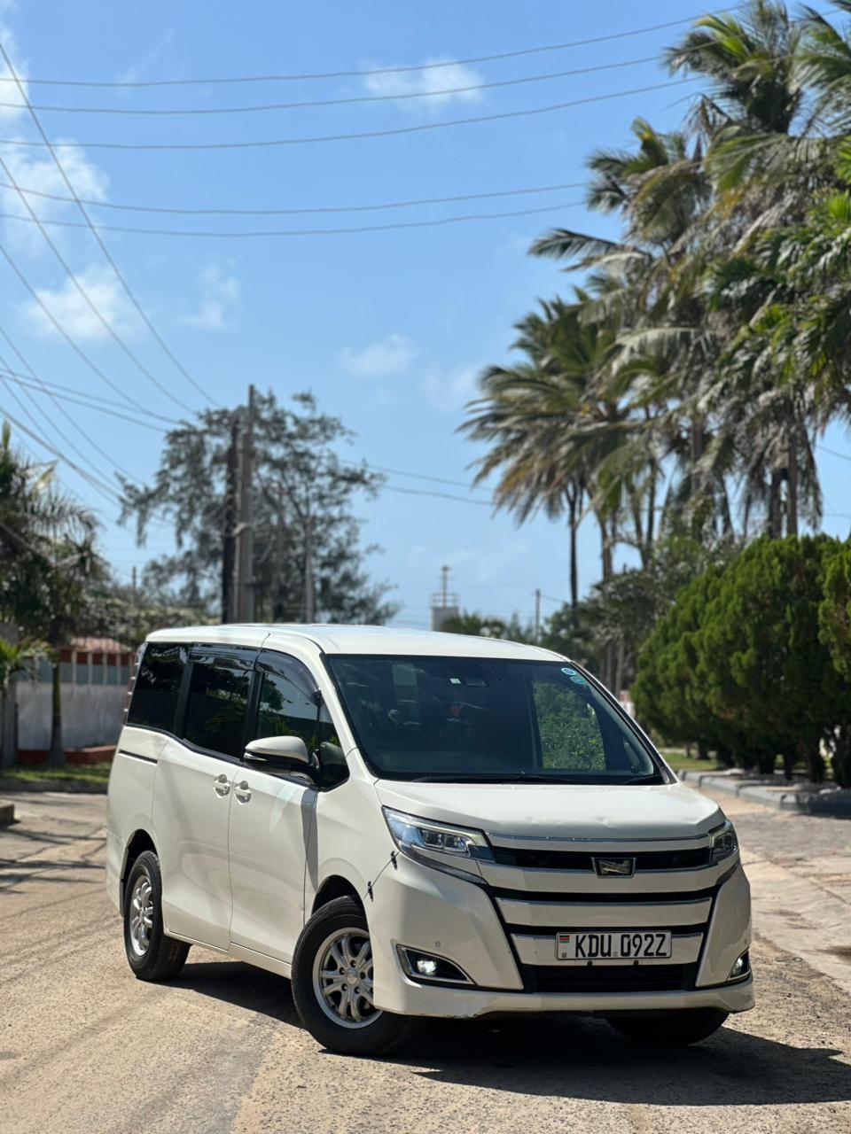 Toyota Noah — view 12