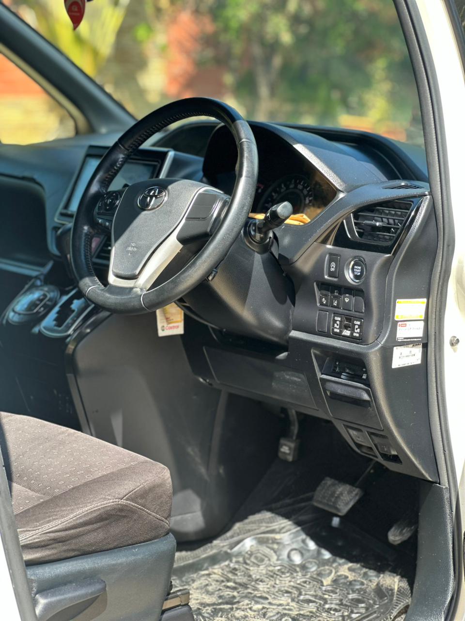 Toyota Noah — view 13