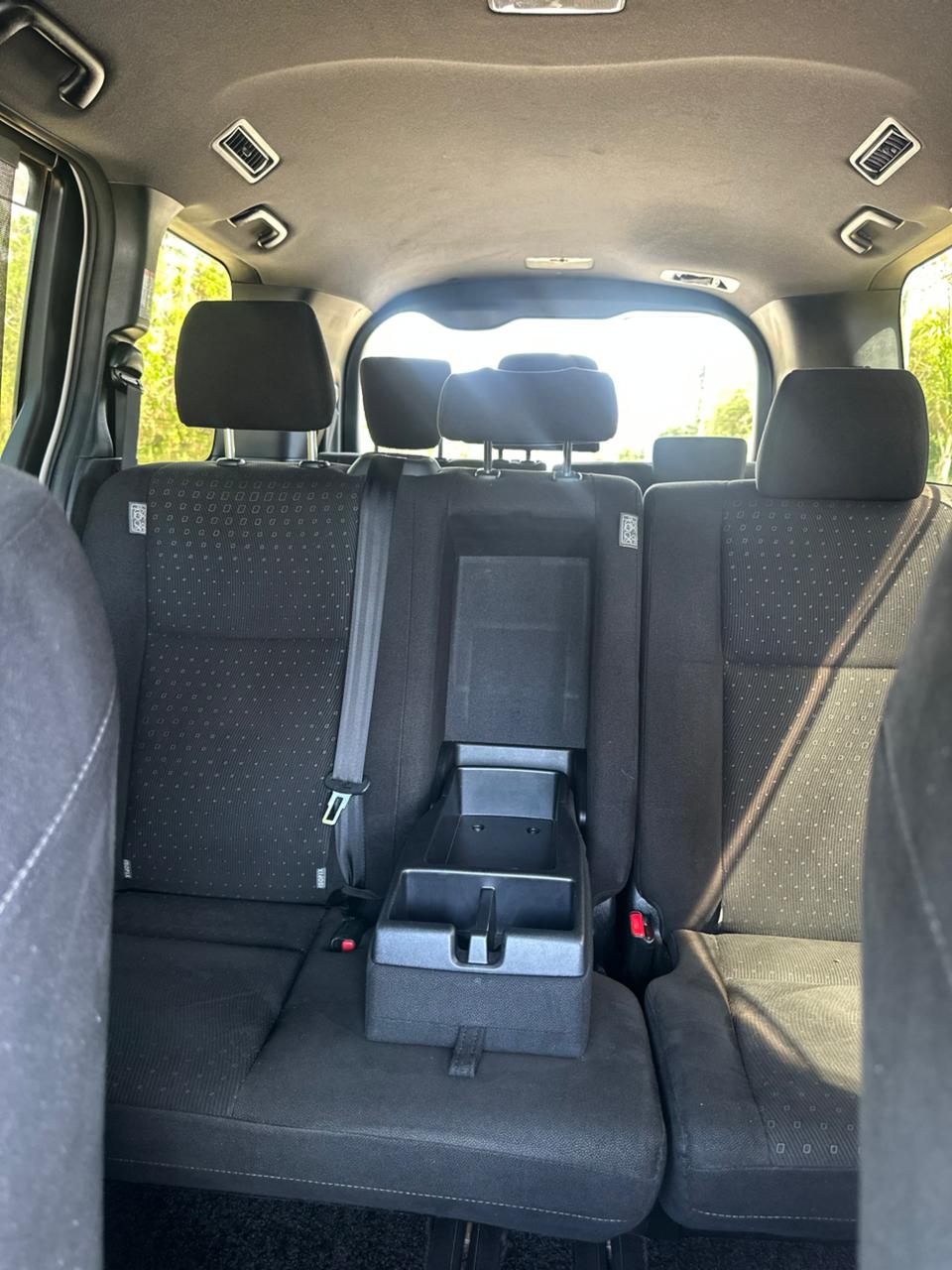 Toyota Noah — view 7