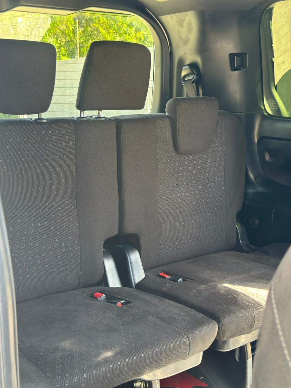 Toyota Noah — view 8
