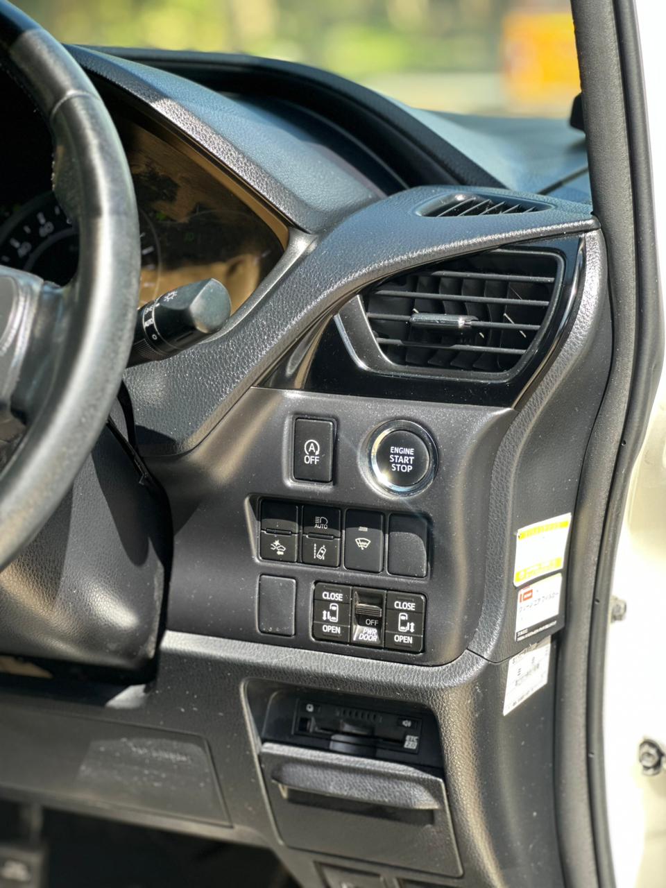 Toyota Noah — view 10