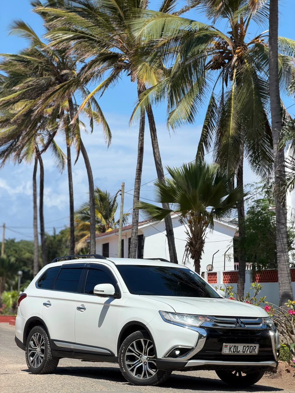 Mitsubishi Outlander — view 4